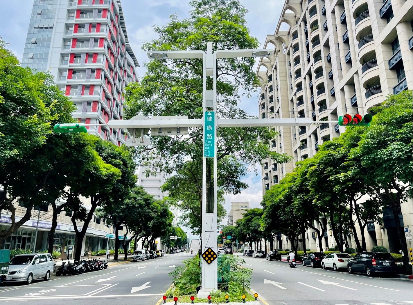 亞太電信聯手富鴻網、光寶科技 打造業界首座5G毫米波智慧桿