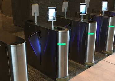 服務雲應用-企業總部智慧臉辨門禁系統